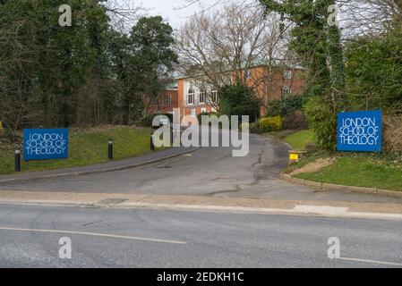 Der Straßeneingang zur London School of Theology, ehemals London Bible College, Green Lane, Northwood, Middlesex, England, VEREINIGTES KÖNIGREICH Stockfoto