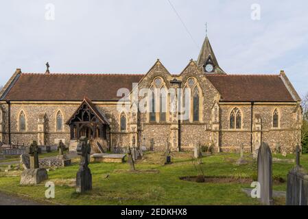Holy Trinity Church, Northwood, Middlesex. Aus Feuerstein, erbaut 1852 im Stil der Gotik. Stockfoto