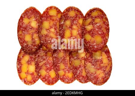 Scheiben Schinken Wurst auf weißem Hintergrund. Leckere Salami Scheiben isoliert auf weißem Hintergrund. Geräucherte Wurstscheiben, isoliert auf weißem Hintergrund. Stockfoto