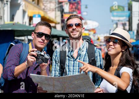 Gruppe von multiethnischen Touristen Rucksacktouristen Freunde Reisen in Bangkok Thailand Im Sommerurlaub Stockfoto