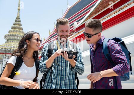 Eine Gruppe von jungen Touristen-Backpacker-Freunden im Thai-Tempel Urlaub Bangkok Thailand im Sommer Stockfoto