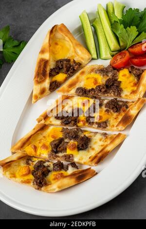 ​​cubed Fleischpita mit Salat auf Steintisch in Scheiben geschnitten. Stockfoto