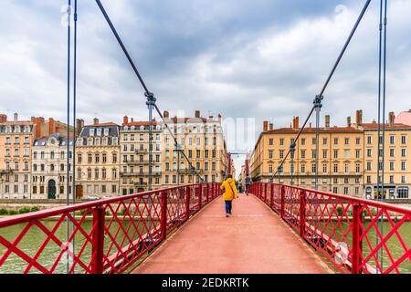 Fußgängerbrücke über die Saone und die Saint Georges Kirche, in Lyon, in der Rhône, Frankreich Stockfoto