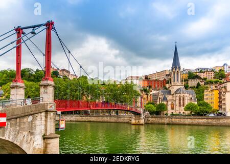 Fußgängerbrücke über die Saone und die Saint Georges Kirche, in Lyon, in der Rhône, Frankreich Stockfoto