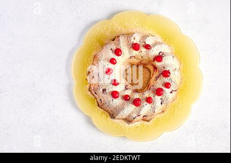 Hausgemachter Quark-Muffin mit Preiselbeeren und Orangenschale in Puderzucker, Draufsicht, Kopierraum, Stockfoto