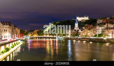 Die Ufer der Saone in der Abenddämmerung in Lyon in der Rhone, Frankreich Stockfoto