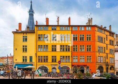 Sehr bunte Fassaden von Gebäuden im alten Lyon, in der Rhône, Frankreich Stockfoto