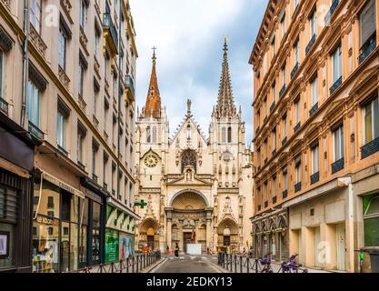 Rue des Bouquetiers und die Kirche Saint-Nizier in Lyon in der Rhone, Frankreich Stockfoto