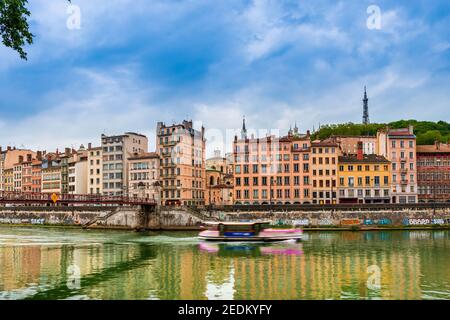 Die Ufer der Saone und die Saint Vincent de Lyon Fußgängerbrücke in der Dämmerung, in der Rhone, Frankreich Stockfoto