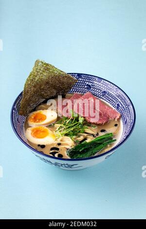 Tori paitan Ramen Suppe mit Pastrami und Eiern Stockfoto