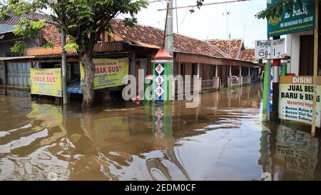 Hochwasseratmosphäre im Dorf Pekalongan, Indonesien, 12. Februar 2021 Stockfoto