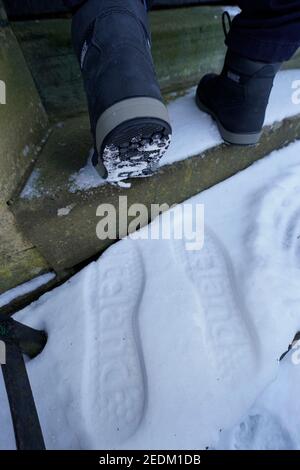 REDAKTIONELLE VERWENDUNG NUR EIN Zustellfahrer für Island hinterlässt einen Abdruck des Supermarktlogos im Schnee, wenn er/sie Lieferungen in Richmond, North Yorkshire, durchführt, nachdem Untersuchungen ergeben haben, dass die Nachfrage nach Heimlieferungen bei Schneefall um zehn Prozent steigt. Stockfoto