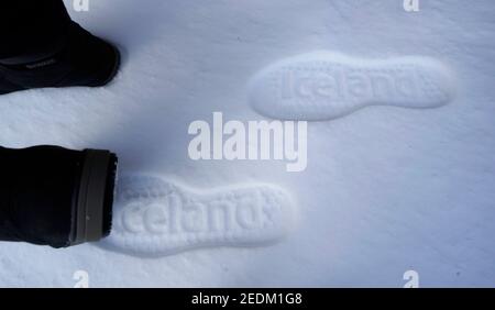 REDAKTIONELLE VERWENDUNG NUR EIN Zustellfahrer für Island hinterlässt einen Abdruck des Supermarktlogos im Schnee, wenn er/sie Lieferungen in Richmond, North Yorkshire, durchführt, nachdem Untersuchungen ergeben haben, dass die Nachfrage nach Heimlieferungen bei Schneefall um zehn Prozent steigt. Stockfoto