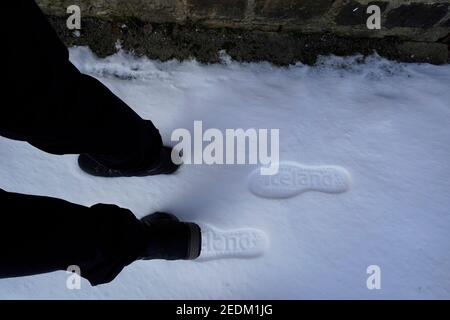 REDAKTIONELLE VERWENDUNG NUR EIN Zustellfahrer für Island hinterlässt einen Abdruck des Supermarktlogos im Schnee, wenn er/sie Lieferungen in Richmond, North Yorkshire, durchführt, nachdem Untersuchungen ergeben haben, dass die Nachfrage nach Heimlieferungen bei Schneefall um zehn Prozent steigt. Stockfoto