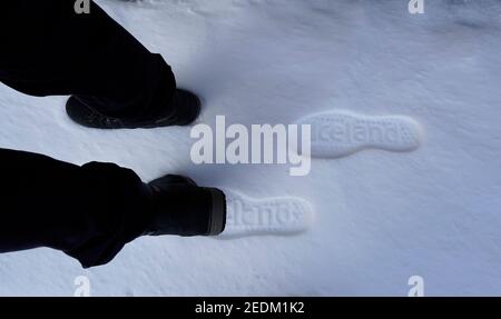 REDAKTIONELLE VERWENDUNG NUR EIN Zustellfahrer für Island hinterlässt einen Abdruck des Supermarktlogos im Schnee, wenn er/sie Lieferungen in Richmond, North Yorkshire, durchführt, nachdem Untersuchungen ergeben haben, dass die Nachfrage nach Heimlieferungen bei Schneefall um zehn Prozent steigt. Stockfoto