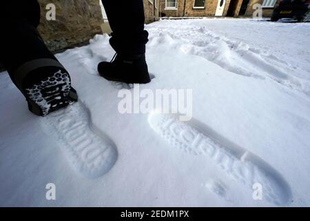 REDAKTIONELLE VERWENDUNG NUR EIN Zustellfahrer für Island hinterlässt einen Abdruck des Supermarktlogos im Schnee, wenn er/sie Lieferungen in Richmond, North Yorkshire, durchführt, nachdem Untersuchungen ergeben haben, dass die Nachfrage nach Heimlieferungen bei Schneefall um zehn Prozent steigt. Stockfoto