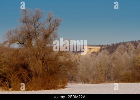 Walhalla-Denkmal in Donaustauf bei Regensburg und Donau an Klarer kalter Wintertag mit Sonne und Schnee Stockfoto