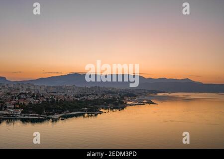 Luftdrohnenaufnahme der Küste von Split mit Blick auf Mount Morso in vor Sonnenaufgang in Kroatien Stockfoto