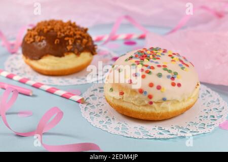 Berliner Pfannkuchen', ein traditionelles deutsches Dessert ähnlich Donut ohne Loch, hergestellt aus süßem Hefeteig in Fett mit Schokolade glasiert gebraten Stockfoto