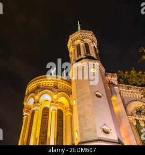 Die Rückseite der Basilika Notre Dame de Fourviere bei Nacht in Lyon, in der Rhone, Frankreich Stockfoto