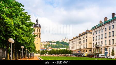 Place Antonin Poncet, und der Glockenturm der Nächstenliebe im Hintergrund in Lyon, in der Rhône, Frankreich Stockfoto