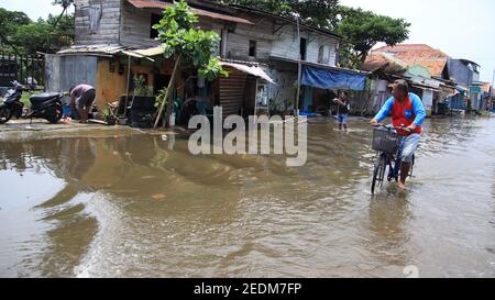 Hochwasseratmosphäre im Dorf Pekalongan, Indonesien, 12. Februar 2021 Stockfoto