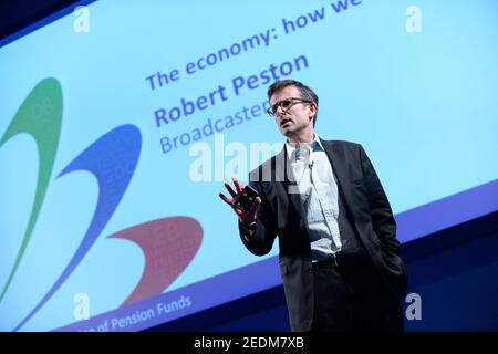 Robert Peston ist Journalist, Moderator und Gründer der Bildungseinrichtung Speakers for Schools. Er ist politischer Redakteur der ITV News und Moderator der wöchentlichen politischen Diskussionsshow Peston (zuvor Peston am Sonntag). Von Februar 2006 bis März 2014 war er von März 2014 bis November 2015 Wirtschaftsredakteur bei BBC News and Economics. Mit seiner Berichterstattung über die Finanzkrise Ende 2000s wurde er einer breiteren Öffentlichkeit bekannt, vor allem mit seiner Berichterstattung über die Northern Rock-Krise. Stockfoto