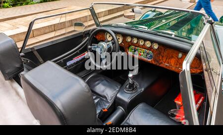 Interieur und Armaturenbrett eines alten Autos Stockfoto