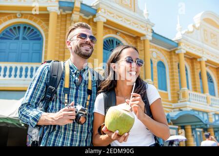 Junge interracial paar Touristen Rucksacktouristen genießen Reisen in Bangkok Stadt Thailand im Sommerurlaub Stockfoto