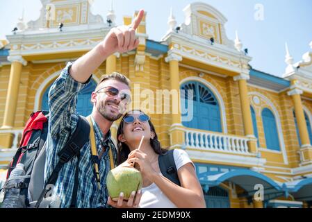 Junge interracial paar Touristen Rucksacktouristen genießen Reisen in Bangkok Stadt Thailand im Sommerurlaub Stockfoto