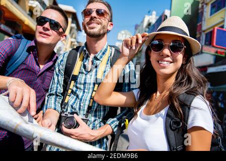 Gruppe von multiethnischen Touristen Rucksacktouristen Freunde Reisen in Bangkok Thailand Im Sommerurlaub Stockfoto