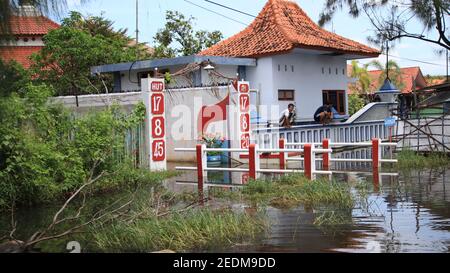 Hochwasseratmosphäre im Dorf Pekalongan, Indonesien, 12. Februar 2021 Stockfoto