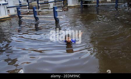 Hochwasseratmosphäre im Dorf Pekalongan, Indonesien, 12. Februar 2021 Stockfoto