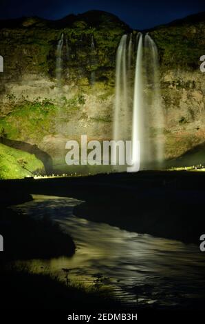 Wasserfall Seljalandsfoss bei Nacht in Island Stockfoto