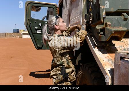 MALI, Gao, UN-Friedensmission MINUSMA, Camp Castor, bundeswehr, Soldatin / MALI, Gao, Minusma UN Friedensmission, Camp Castor, deutsche Bundeswehr, Stabsunteroffizierin arbeitet auf Transport LKW mit Auffahrplatte Stockfoto