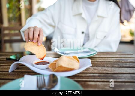 Frau mit thai Garnelen Cracker Vorspeise vor dem Essen in der Thailändisches Restaurant Stockfoto