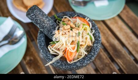 Thailändischer grüner Papaya-Salat namens som Tam oder som Dam Auf einer Platte Draufsicht Stockfoto