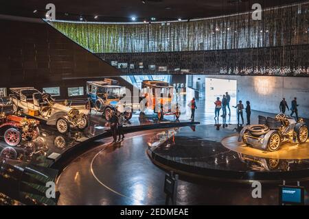 Stuttgart, 06. Februar 2020: Mercedes-Benz Museum - der Showroom der ersten Serienwagen - Vintage-Stil Stockfoto