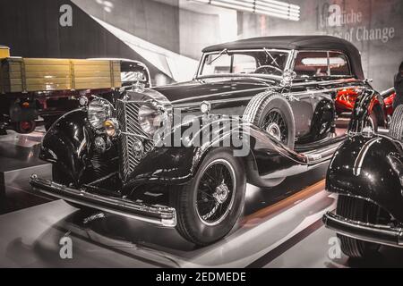 Stuttgart, 06. Februar 2020: Mercedes-Benz Museum - Mercedes-Benz 770 großer Mercedes Tourer 1930 Stockfoto