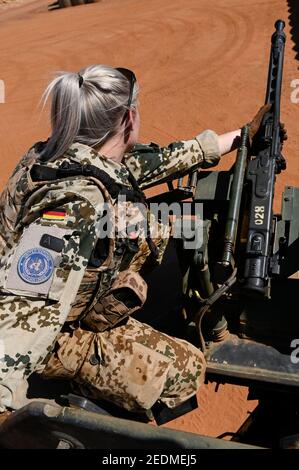 MALI, Gao, UN-Friedensmission MINUSMA, Camp Castor, bundeswehr, Soldatin auf Spezialfahrzeug mit MG 3 A 1 Maschinengewehr, hergestellt von der rheinmetall AG im Jahr 1969 Stockfoto