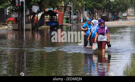 Hochwasseratmosphäre im Dorf Pekalongan, Indonesien, 12. Februar 2021 Stockfoto