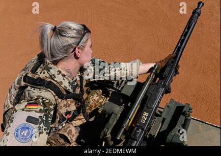 MALI, Gao, UN-Friedensmission MINUSMA, Camp Castor, bundeswehr, Soldatin auf Spezialfahrzeug mit MG 3 A 1 Maschinengewehr, hergestellt von der rheinmetall AG im Jahr 1969 Stockfoto