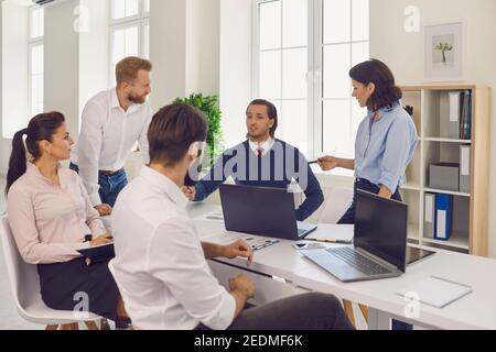 Junge erfolgreiche Geschäftspartner diskutieren im Büro über ein neues Geschäftsprojekt. Stockfoto