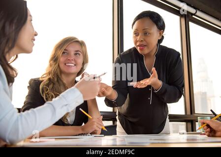 Gruppe von verschiedenen Geschäftsfrauen diskutieren Arbeit in der Sitzung Stockfoto