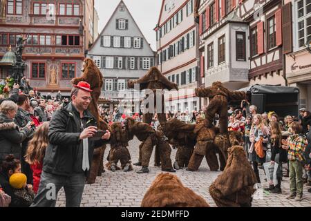 Tübingen, Deutschland - 09. Februar 2020: Schwäbisches Fasnet - bunter Karnevalszug auf der Straße der Tübinger Altstadt - Schwäbisch-alemannische Fa Stockfoto