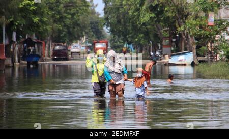 Hochwasseratmosphäre im Dorf Pekalongan, Indonesien, 12. Februar 2021 Stockfoto