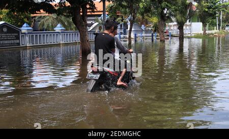 Hochwasseratmosphäre im Dorf Pekalongan, Indonesien, 12. Februar 2021 Stockfoto