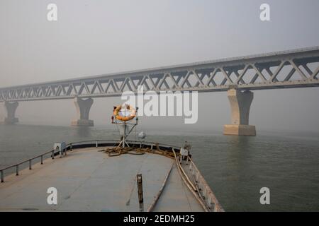 Die Padma-Brücke ist eine Mehrzweckbrücke über den Padma-Fluss. Nach Fertigstellung wird sie die größte Brücke in Bangladesch sein. Stockfoto