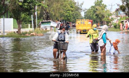 Hochwasseratmosphäre im Dorf Pekalongan, Indonesien, 12. Februar 2021 Stockfoto