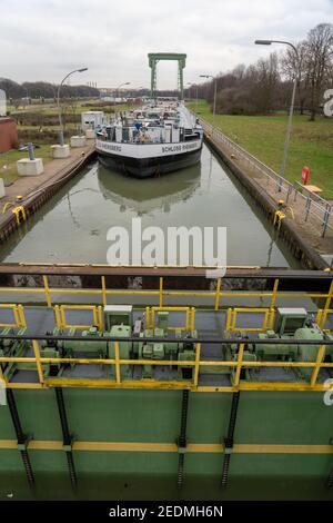 Der Tanker, Tanker, Schloss Rheinsberg, in der Friedrichsfeldschleuse, des Wesel-Datteln-Kanals, an der Mündung in den Rhein bei Wesel, NRW, Deutsch Stockfoto